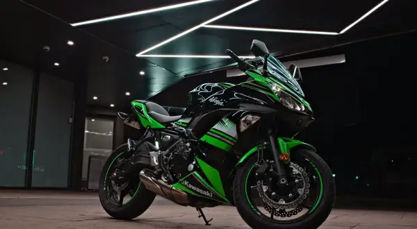 Kawasaki Ninja verde y negra, lista para la reparacion plasticos moto.