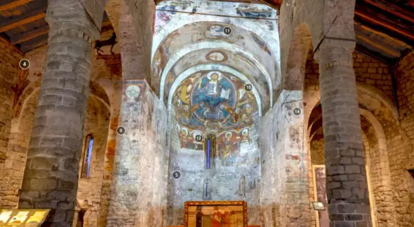 Interior de iglesias románicas del Vall de Boí. Frescos medievales en el ábside y altar.