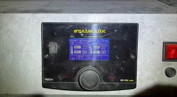 Brak transmisji z regulatorem pokojowym tech. Sterownik ST-755 zPID pokazuje temperaturę CO 23°C i zadaną 27°C.