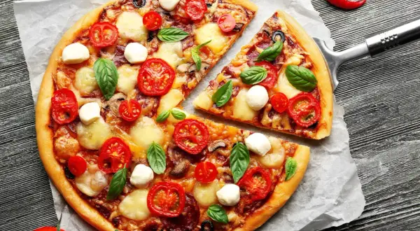 Kto wymyślił pizzę? Odkryj fascynującą historię jej powstania