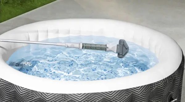 Czyste jacuzzi Bestway? Wybierz idealny odkurzacz podwodny!