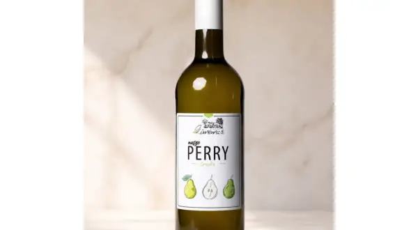 Butelka perry alkoholowego z etykietą "nasze PERRY Gruszka" i rysunkami gruszek.