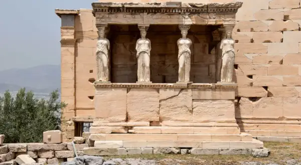 Die Karyatiden der Erechtheion-Tempel auf der Akropolis sind ein Muss beim Athen-Sightseeing.