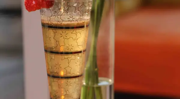 Ein Glas prickelnder Champagner mit Erdbeeren, bereit für einen besonderen Anlass.