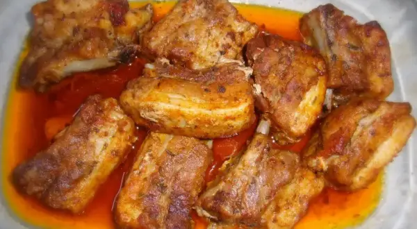 Soczyste, pieczone żeberka w rękawie, skąpane w aromatycznym sosie. Idealne na obiad!