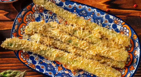 Chrupiące szparagi w panierce z parmezanem, idealne do wypróbowania w ramach nowych szparagi przepisów.