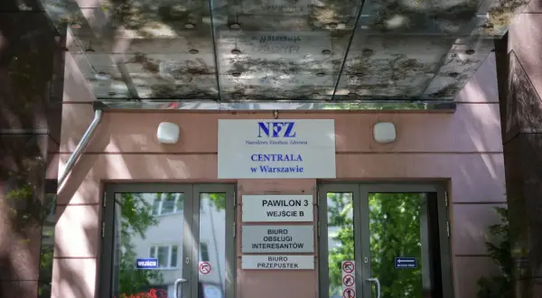 Centrala NFZ w Warszawie. Sprawdź nowe zasady wyjazdu do sanatorium na NFZ. Wejście B, Biuro Obsługi Interesantów.