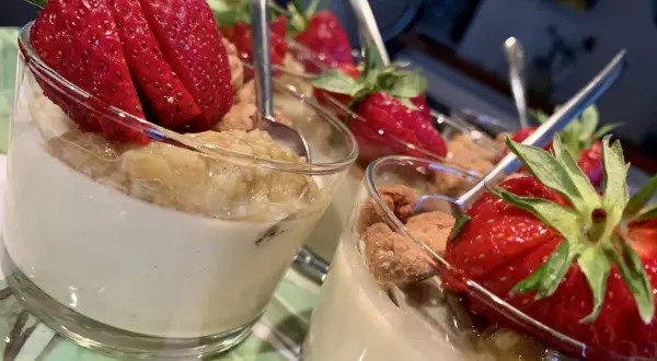Fluffig pannacotta med rabarber och färska jordgubbar i glas. En perfekt sommardessert.
