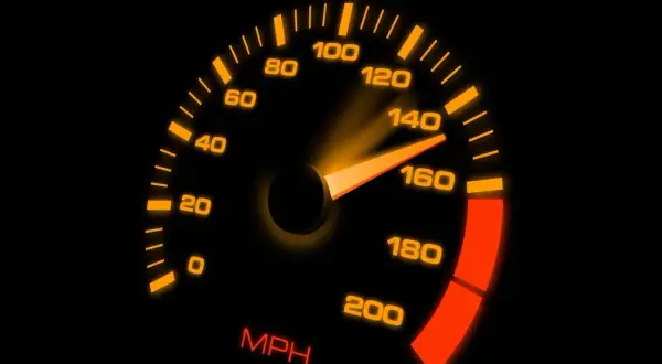 Compteur de vitesse indiquant 130 au lieu de 90. L'aiguille orange pointe vers 130 MPH sur un fond noir.