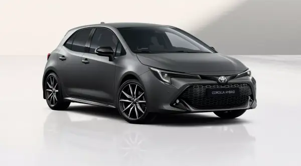Nowoczesna, ciemnoszara Toyota Corolla Hybrid z felgami o sportowym wzorze, prezentowana na białym tle.