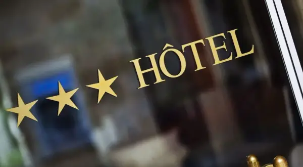 Od czego zależą gwiazdki w hotelu? Poznaj kluczowe czynniki jakości