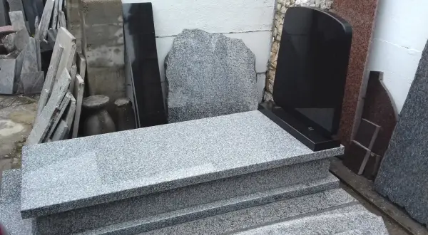 Jak odnowić stary nagrobek z lastryko domowym sposobem? Na zdjęciu nagrobki z lastryko i granitu, gotowe do montażu lub renowacji.