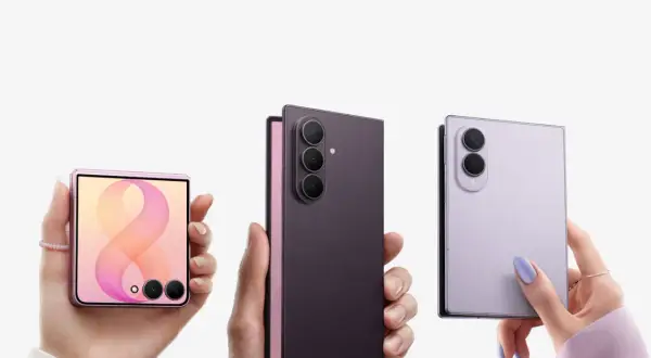 Tre mani mostrano smartphone pieghevoli in diverse colorazioni. Uno smartphone zoom cattura dettagli incredibili.