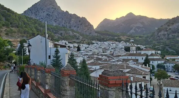 Atardecer sobre los blancos pueblos de la sierra de Grazalema, con imponentes montañas de fondo.