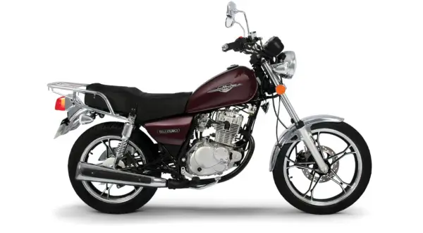 Ciemnoczerwony motocykl Suzuki Intruder 125 na białym tle.