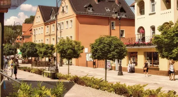 Ulica w Świeradowie-Zdroju. Sprawdzam rozkład jazdy busów Jelenia Góra Świeradów-Zdrój.