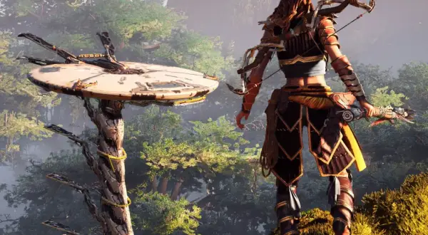 Aloy z łukiem stoi na wzgórzu, patrząc na maszynę w lesie. To kluczowy moment w Horizon Zero Dawn poradnik.