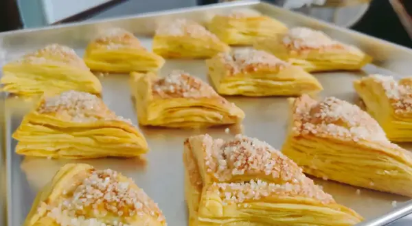 Ciastka twarogowe trójkąty: Składaj idealnie, piecz bez wpadek!