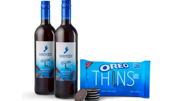 Dwie butelki wina Barefoot Red Blend i paczka ciastek Oreo Thins. Idealne połączenie dla miłośników słodkości i dobrego trunku, czyli wino ze stopą i chrupiące ciasteczka.
