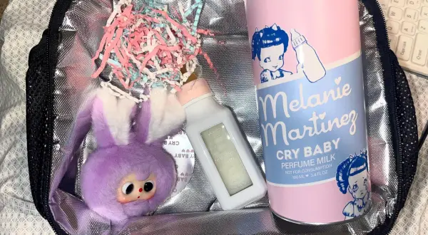 Futerals na lunch z pluszowym króliczkiem i perfumami Melanie Martinez. Gdzie kupić perfumy Melanie Martinez?