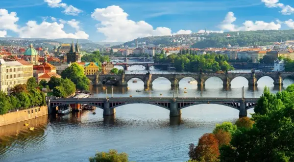 Praga samochodem: Najlepsza trasa z Polski? Winiety, korki, porady
