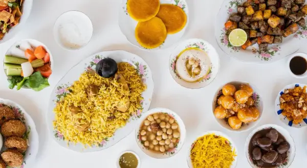 Pyszne dania, jak ryż z kurczakiem, falafel, hummus i słodkości. To wszystko może być halal, co to znaczy? To jedzenie przygotowane zgodnie z zasadami islamu.