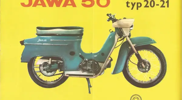 Niebieski motorower Jawa 50 typ 20-21 na żółtym tle. To klasyczny przykład, co to jest motorower, idealny do miejskich podróży.