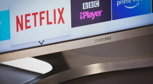 Ekran telewizora Samsung z ikonami Netflix, BBC iPlayer, Prime Video. Dowiedz się, jak zaktualizować przeglądarkę w TV Samsung, by cieszyć się nowymi funkcjami.