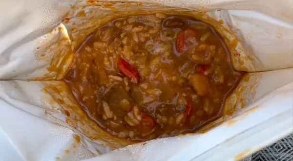En påse med torkad mat för vandring. En mustig gryta med ris, kött och grönsaker. Perfekt för en energiboost ute i naturen.