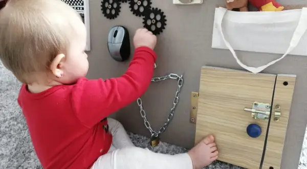 Tablica manipulacyjna DIY: Jak stworzyć idealną zabawkę dla dziecka?