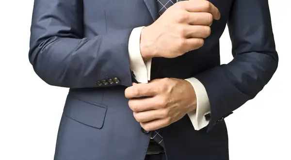 Jak nosić koszulę w spodniach, aby uniknąć modowych wpadek?