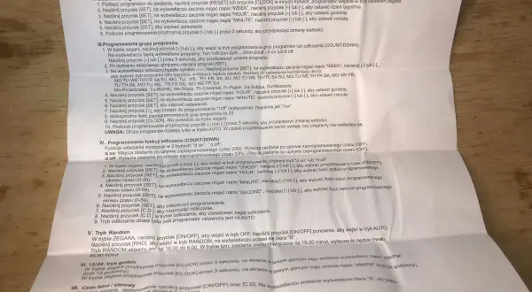 Instrukcja jak ustawić programator czasowy elektroniczny. Opisuje funkcje zegara, programowanie grup, odliczanie i tryb losowy.