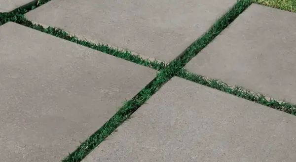 Percorso moderno con piastrelle da esterno 2 cm grigie, alternate a strisce di erba verde.