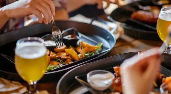 Disfrutando de patatas y cerveza en un gastro bar.