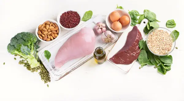 Produkty bogate w selen: wątróbka, jajka, brokuły, migdały, czosnek, płatki owsiane, szpinak, fasola.