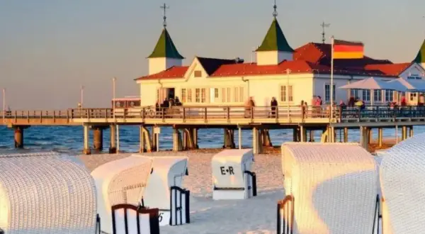 Spacerem z Świnoujścia do Ahlbecku, przez molo z restauracją i plażowe kosze.
