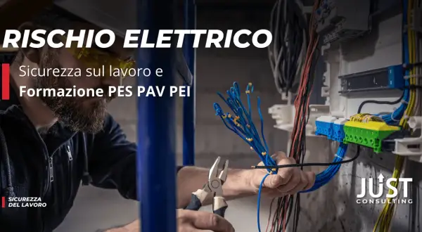 Elettricista con occhiali protettivi prepara cavi per formazione PES PAV PEI. Rischio elettrico e sicurezza sul lavoro.