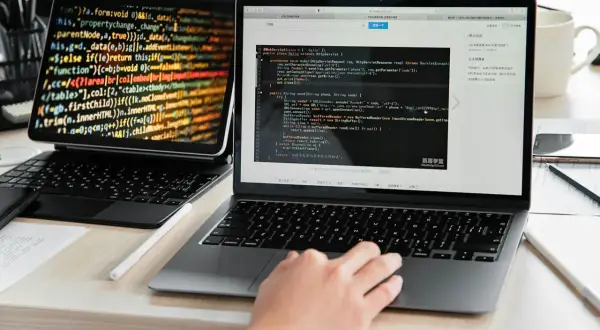 Programista pracuje nad kodem, który może być związany z ORM (Object-Relational Mapping).