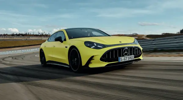 Żółty Mercedes-AMG GT 63 S E Performance na torze wyścigowym, dynamiczna jazda.