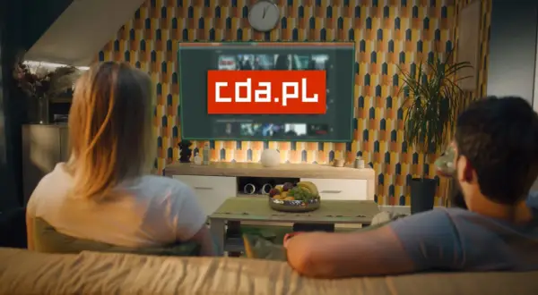 Para ogląda filmy na telewizorze, na którym wyświetla się logo cda.pl. Zastanawiają się, czy cda jest bezpieczne do oglądania.