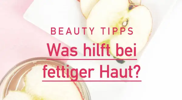 Apfelscheiben in einem Glas und auf einem Teller. Text: "Beauty Tipps: Was hilft bei fettiger Haut?". Hausmittel für fettige Haut.