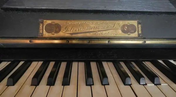 Jak sprawdzić rok produkcji pianina? Szybki przewodnik