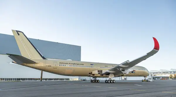 Złoty samolot Airbus z napisem #Ultimate #LongRangeLeader, gotowy do najdłuższego lotu samolotem.