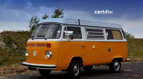 Autocar camperizado Volkswagen T2 naranja y blanco, listo para una aventura.
