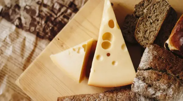 Czy ser ma gluten? Odkryj, które sery mogą go zawierać