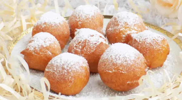 Puszyste paczki z serka homo, posypane cukrem pudrem, kuszą swoim wyglądem. Idealne na deser!