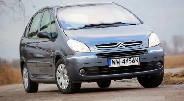 Szary Citroën Xsara Picasso z polskimi tablicami rejestracyjnymi WW 4456R jedzie po drodze.
