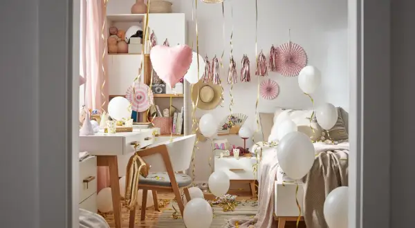 Pokój udekorowany balonami i girlandami, idealny na parapetówkę. Zastanawiasz się, co kupić na parapetówkę? Oto inspiracja!