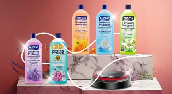 Linee di detersivi Nuncas Pavimenti Profumati, detersivi senza sbiancanti ottici, con fragranze lavanda, agrumi, fiorito e zagara, accanto a un robot aspirapolvere.