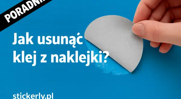 Poradnik: Jak usunąć klej z ubrania po naklejce? Dłoń odkleja szarą naklejkę, odsłaniając lepki ślad. stickerly.pl